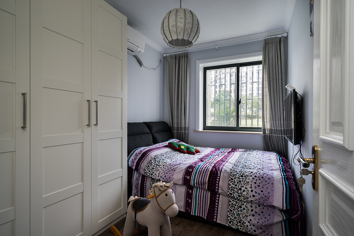 次臥：次臥淺灰色的空間基礎(chǔ)，布置一張布藝靠背的床鋪，整體素雅端莊的軟裝布置，讓睡眠氛圍閑適而安靜。
