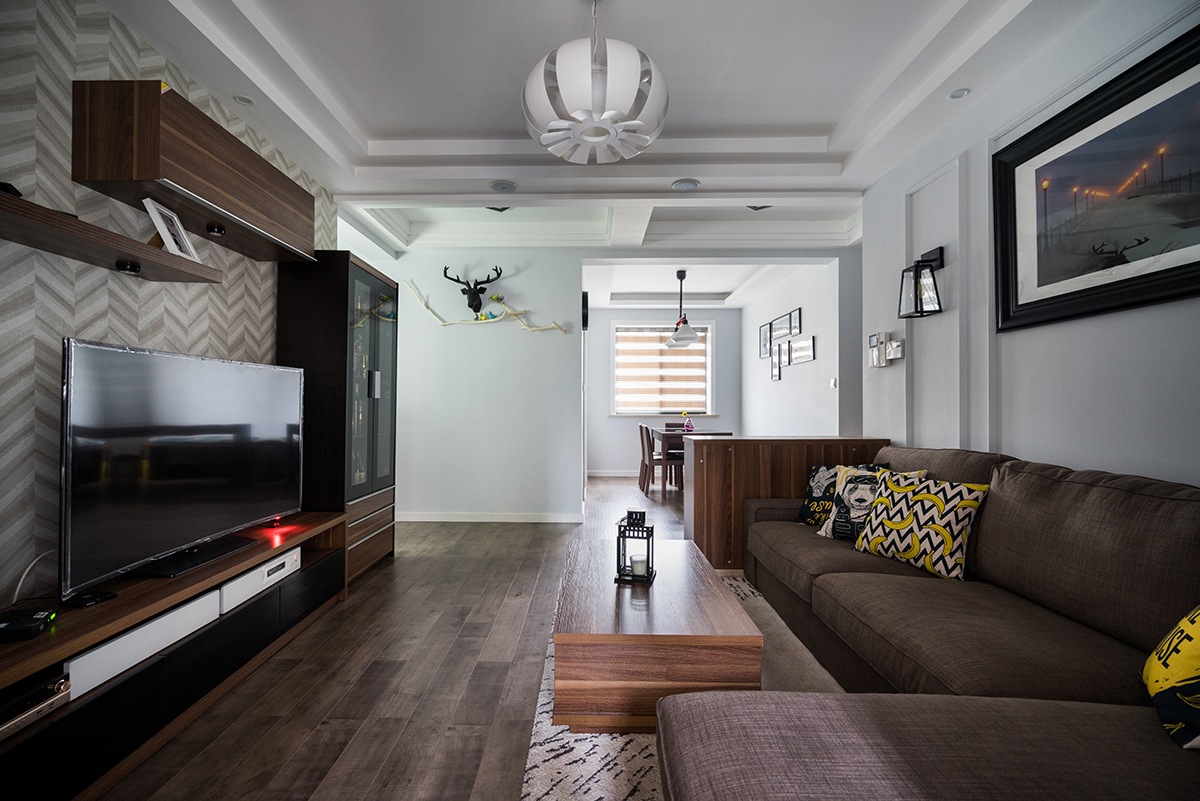 客廳：客廳光線很好，窗戶裝了百葉簾，光線透進來，空間明亮通透，而客廳的亮點是電視背景墻柜子搭配設(shè)計，白色搭配深色沙發(fā)，簡潔大方。
