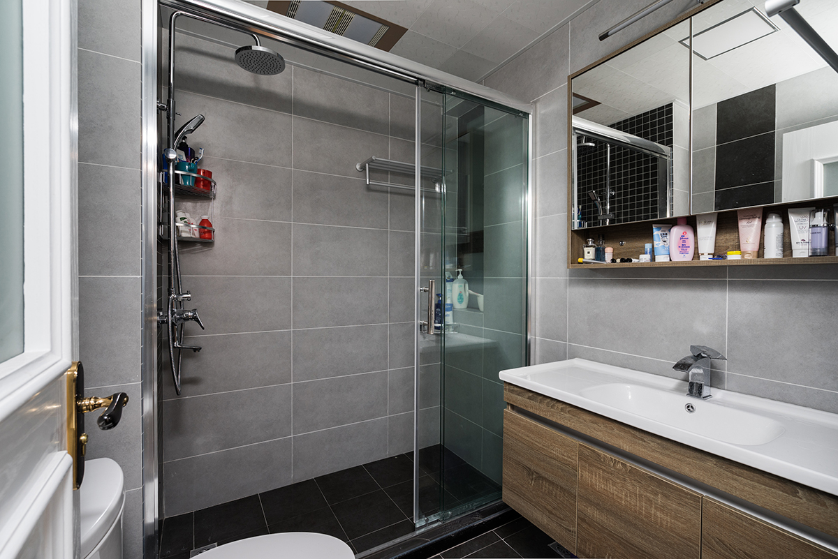 衛(wèi)生間：衛(wèi)生間以黑色地磚+灰色墻磚，干濕分離的衛(wèi)生間設(shè)置，為主人提供了一個享受放松的衛(wèi)浴體驗。
