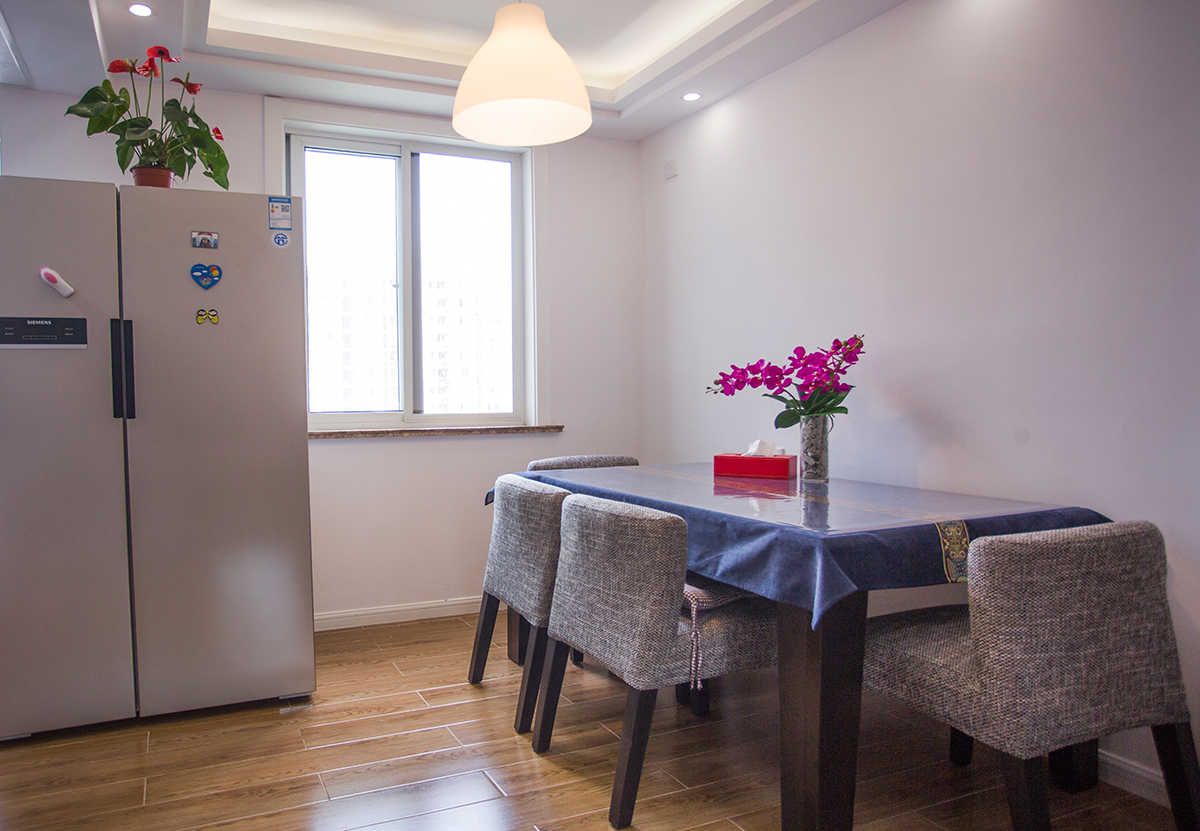 餐廳：餐廳區(qū)，白色墻面，干凈明亮，原木餐桌清新自然，增添了幾分食欲。
