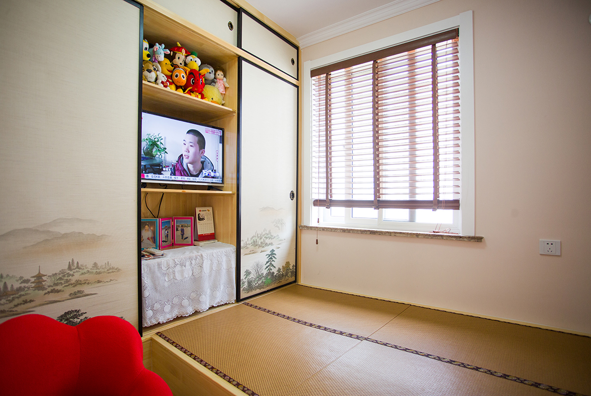 次臥：次臥，衣柜采用到頂設(shè)計，白色門板搭配長條形黑色拉手，現(xiàn)在很流行這樣的衣柜設(shè)計，簡直就是網(wǎng)紅款！
