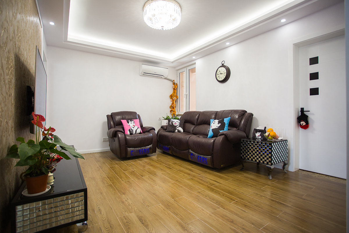 客廳：客廳雖然空間不大，但是恰到好處的裝飾，將整體顯得飽滿充實，沙發(fā)背景簡單的石膏線條，凸顯墻面層次感。
