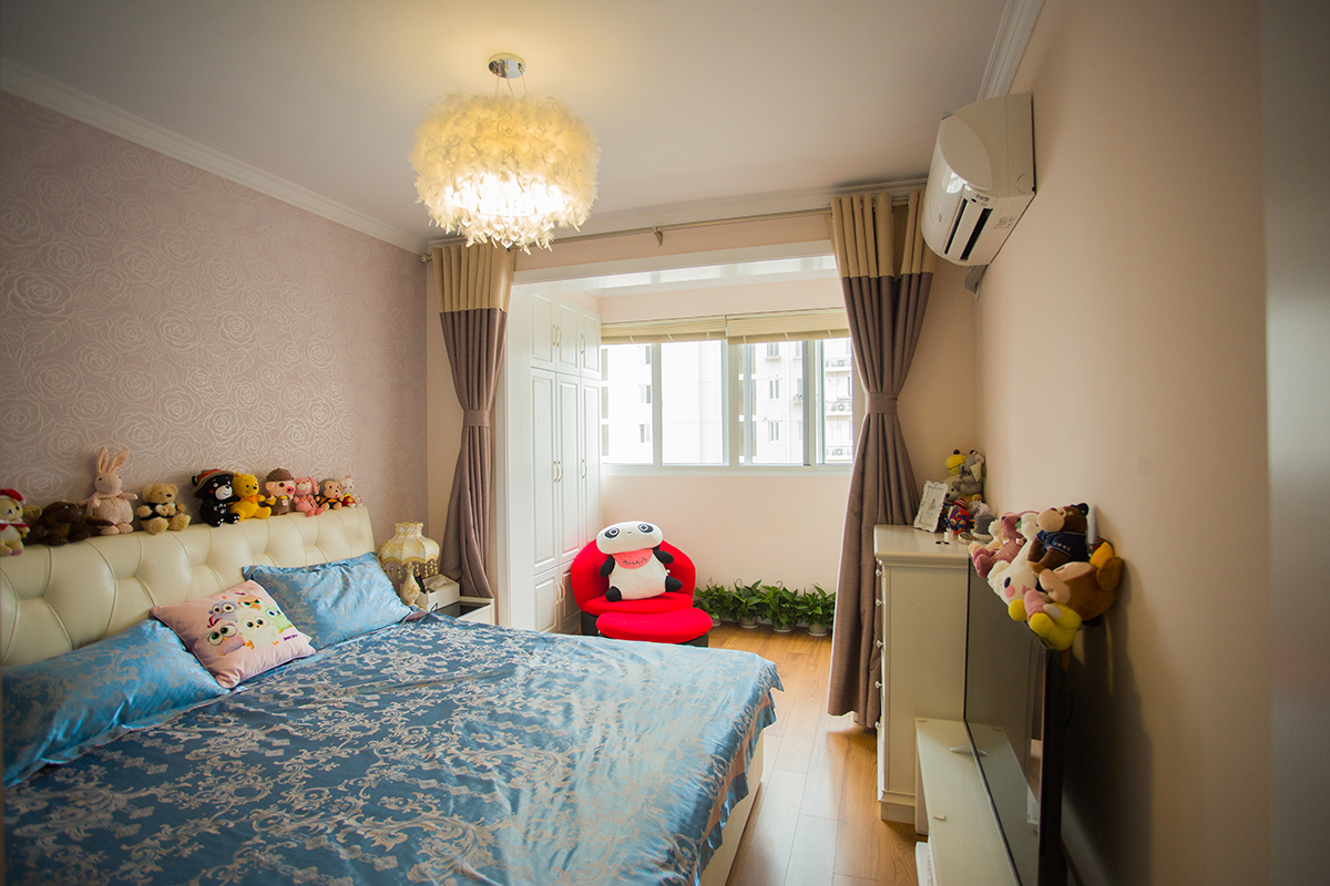 臥室：主臥除了基礎(chǔ)的硬裝，軟裝方面客戶只用了簡單的家具搭配，讓整個空間干凈清潔，主臥帶陽臺，加了陽臺柜，增加收納空間，主要考慮的是使用功能。。