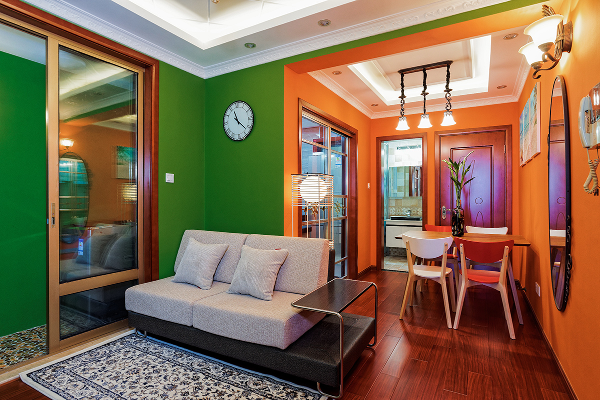 客廳：客餐廳的空間起初很狹窄，廚房墻體突出餐廳很多，餐廳旁邊起初有一個儲藏室，這個儲藏室的位置和衛(wèi)生間的整體性很差，經(jīng)過改造后，客餐廳的格局很規(guī)整，空間被拉伸，客餐廳的格局很特別，打破了傳統(tǒng)的擺放格局，很隨性，整個空間墻面用了兩種色彩，了解了業(yè)主的心思后，最后給客戶定位了綠色、橙色。為了讓空間層次感更強(qiáng)烈點(diǎn)，吊頂采用了雙層藝術(shù)造型，更襯托了業(yè)主的膽大心細(xì)的特點(diǎn)。
