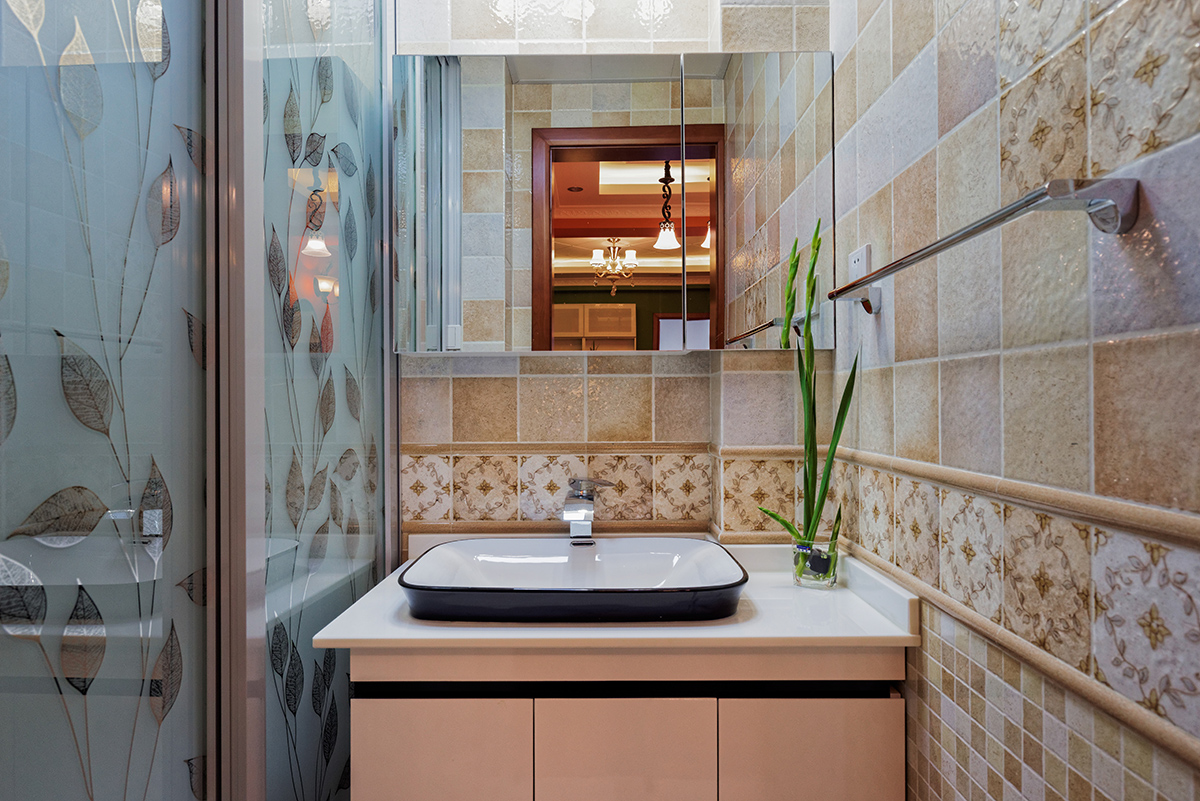 衛(wèi)生間：了解到衛(wèi)生間，設(shè)計師給客戶的建議是：干區(qū)濕區(qū)分開，這樣的設(shè)計也是為了襯托主任公的超前想法，整個衛(wèi)生間采用了層次感很強(qiáng)的田園風(fēng)格的墻地磚搭配。低調(diào)奢華的感覺！
