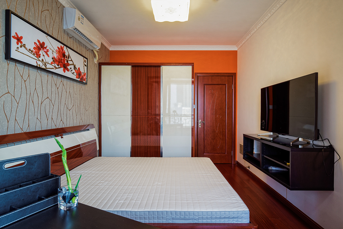 臥室：提到臥室更有品味了，功能性具備的同時，還體現(xiàn)出主人公的灑脫，原始功能的陽臺規(guī)劃到臥室空間，顯的空間感擴(kuò)大，充足的陽光照射使得身心更加積極健康，一個私人工作的功能也充分滿足了。整個空間用色不受約束，整體感覺很舒服很踏實(shí)很安靜！