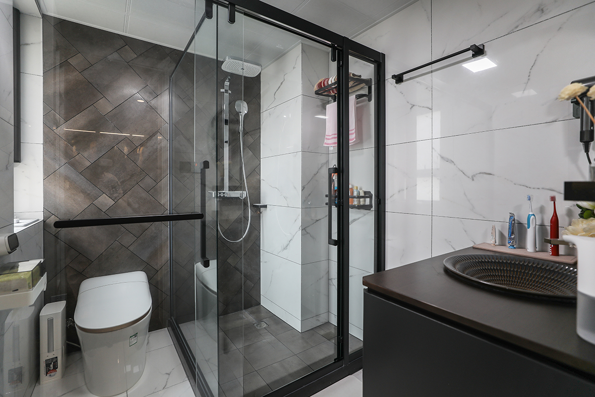 主衛(wèi)采用黑白灰當今流行色系，將空間感提升，簡單大方。
