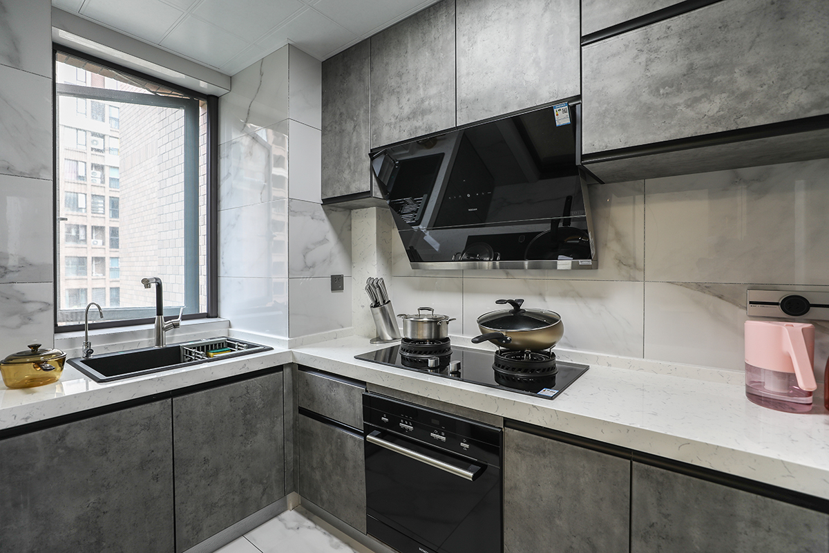 廚房以黑白灰主打，簡單明亮。