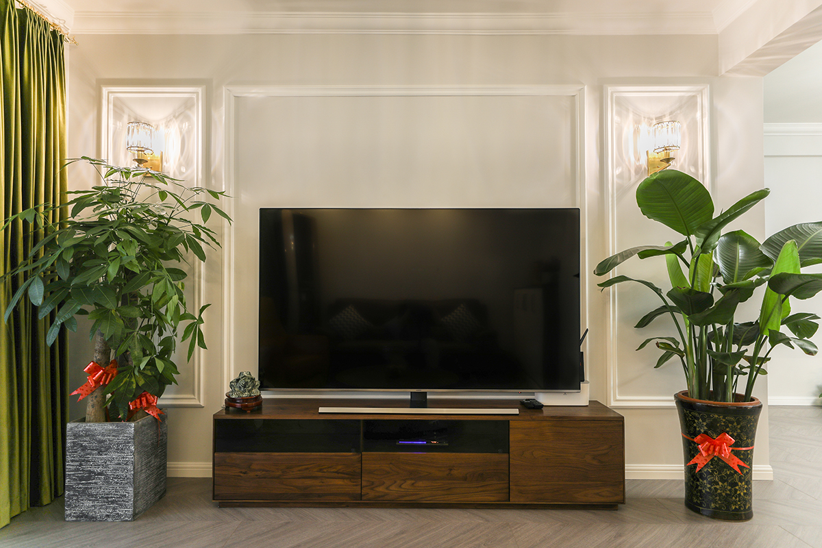 背景設(shè)計(jì)簡(jiǎn)單大氣，幾天簡(jiǎn)單的石膏線條勾勒除了背景墻的整體效果。
