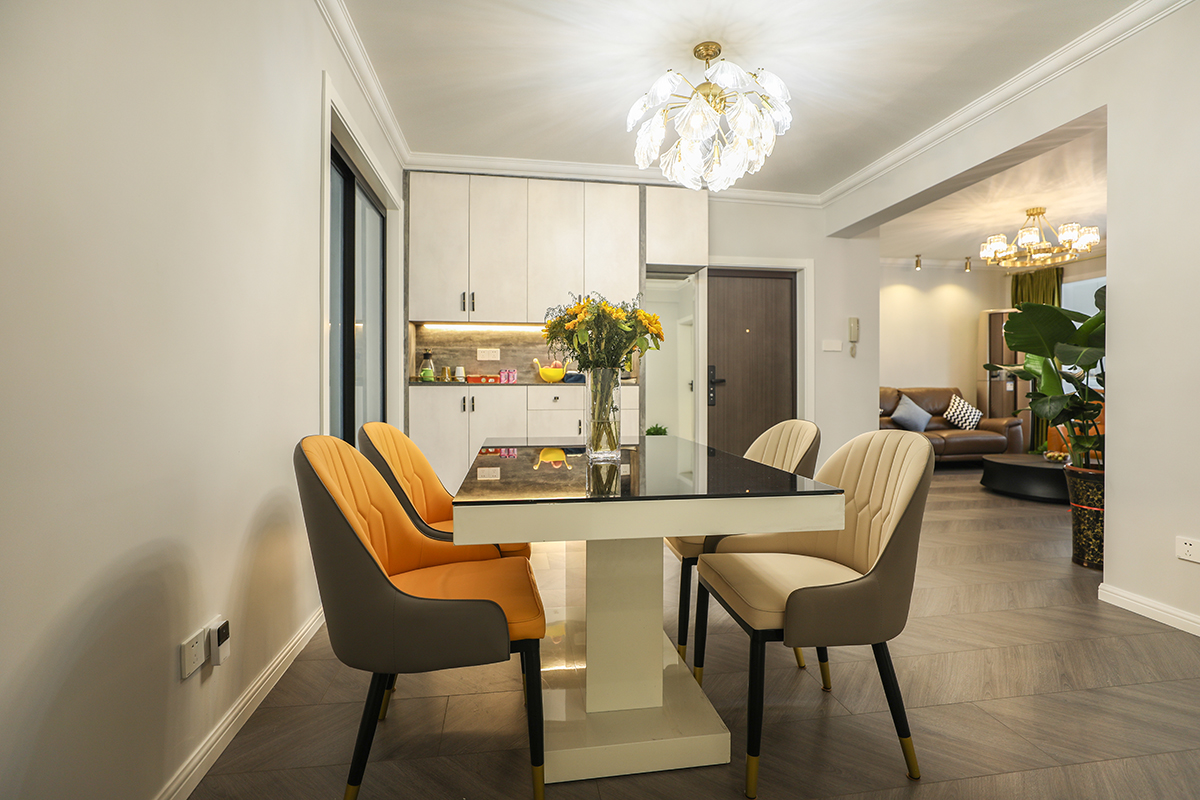 背景設(shè)計(jì)簡(jiǎn)單大氣，幾天簡(jiǎn)單的石膏線條勾勒除了背景墻的整體效果。
