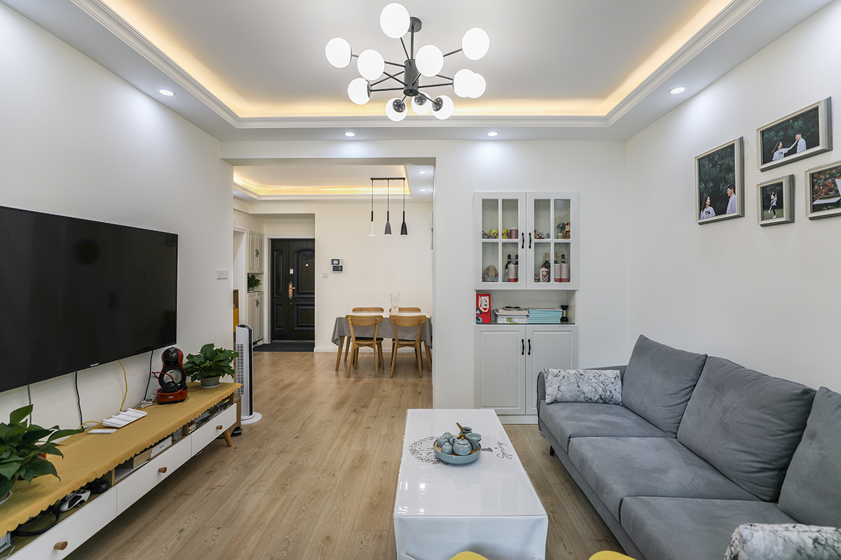 現代簡約風格不盡可以時尚，也可以裝修設計出無限溫馨的舒適感。上面的現代簡約風格客廳，給人視覺的精神的享受。灰的沙發、白色的茶幾，完美的將時尚融
