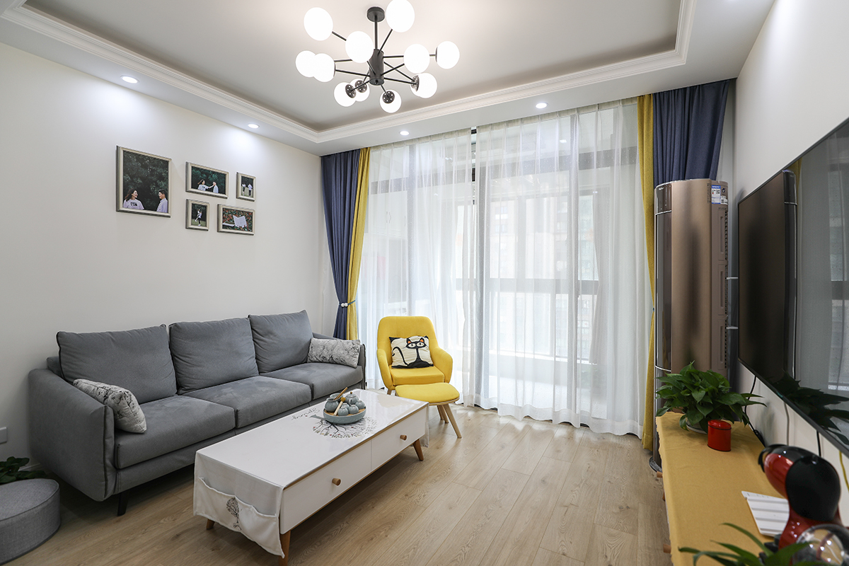 現代簡約風格不盡可以時尚，也可以裝修設計出無限溫馨的舒適感。上面的現代簡約風格客廳，給人視覺的精神的享受。灰的沙發、白色的茶幾，完美的將時尚融
