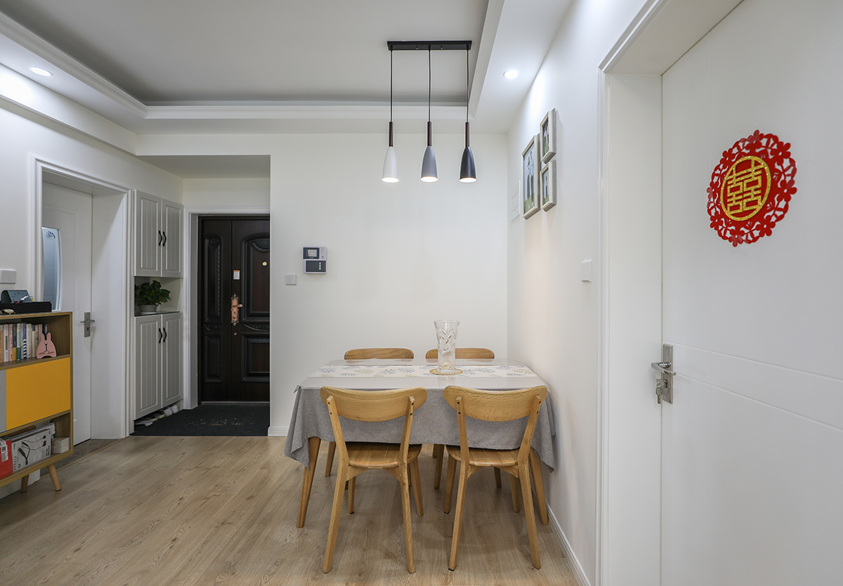 餐廳是家居生活的心臟，不僅要美觀，更重要的實用性，整體性。餐廳的燈光很重要既不能太強又不能太弱，燈光則以溫馨和暖的黃色為基調，頂部做了簡單的吊頂。在餐桌的墻面上可以擺放一些飾品，可以增加以下餐廳是情調。
