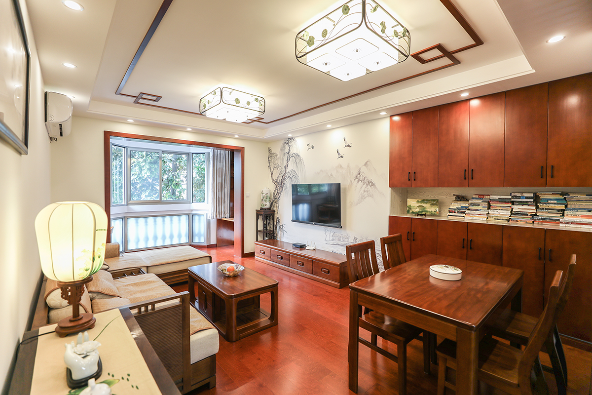 業主要求裝修必須穩重大氣，并且具體文化氣息。新中式風格非常適合這樣的戶型，在家具和配飾上基本延續了現代新中式風格的特點，單純，自然，充滿個性化。明亮的美式風格優質高透玻璃燈罩，搭配質感奢華的壁紙，在實木家具的襯托下，彰顯著主人生活品質。
