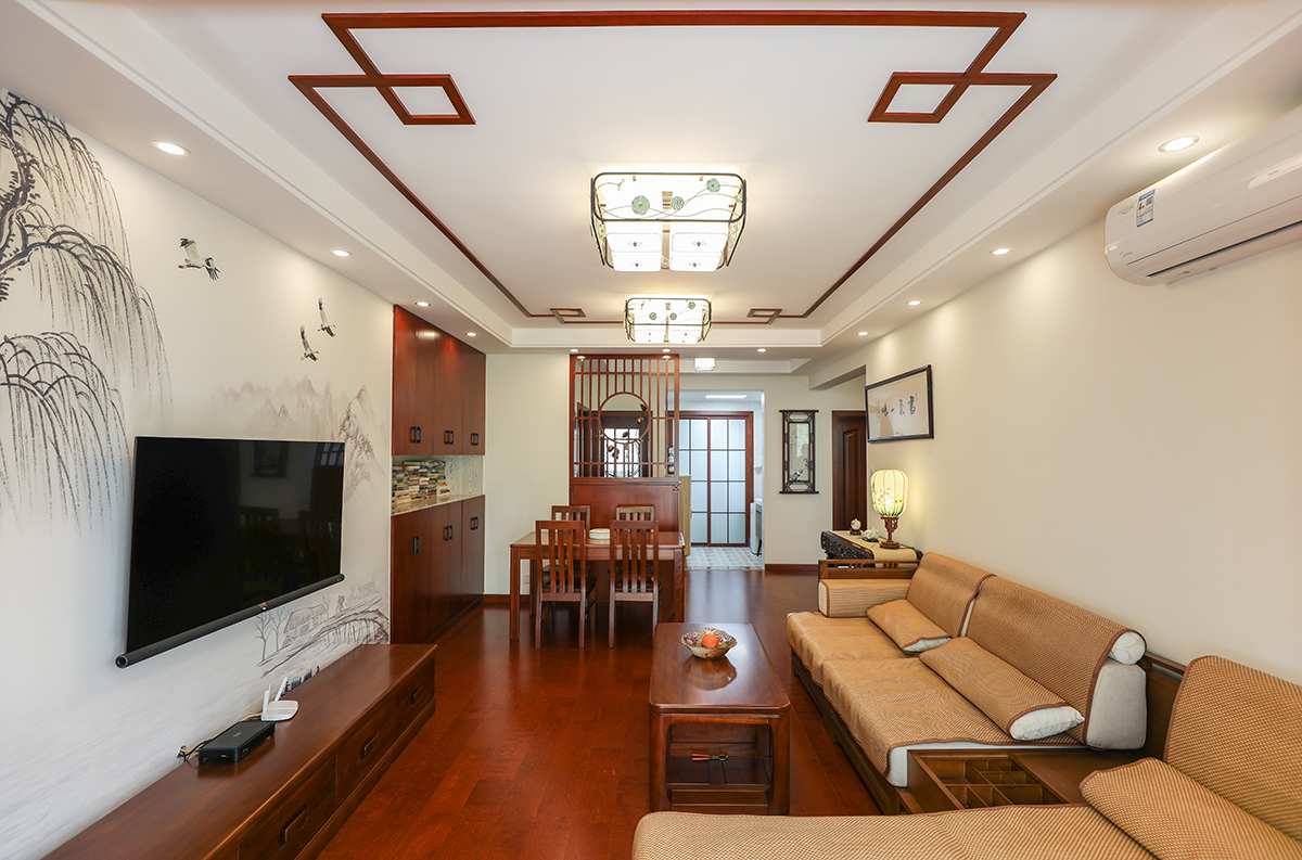 業主要求裝修必須穩重大氣，并且具體文化氣息。新中式風格非常適合這樣的戶型，在家具和配飾上基本延續了現代新中式風格的特點，單純，自然，充滿個性化。明亮的美式風格優質高透玻璃燈罩，搭配質感奢華的壁紙，在實木家具的襯托下，彰顯著主人生活品質。
