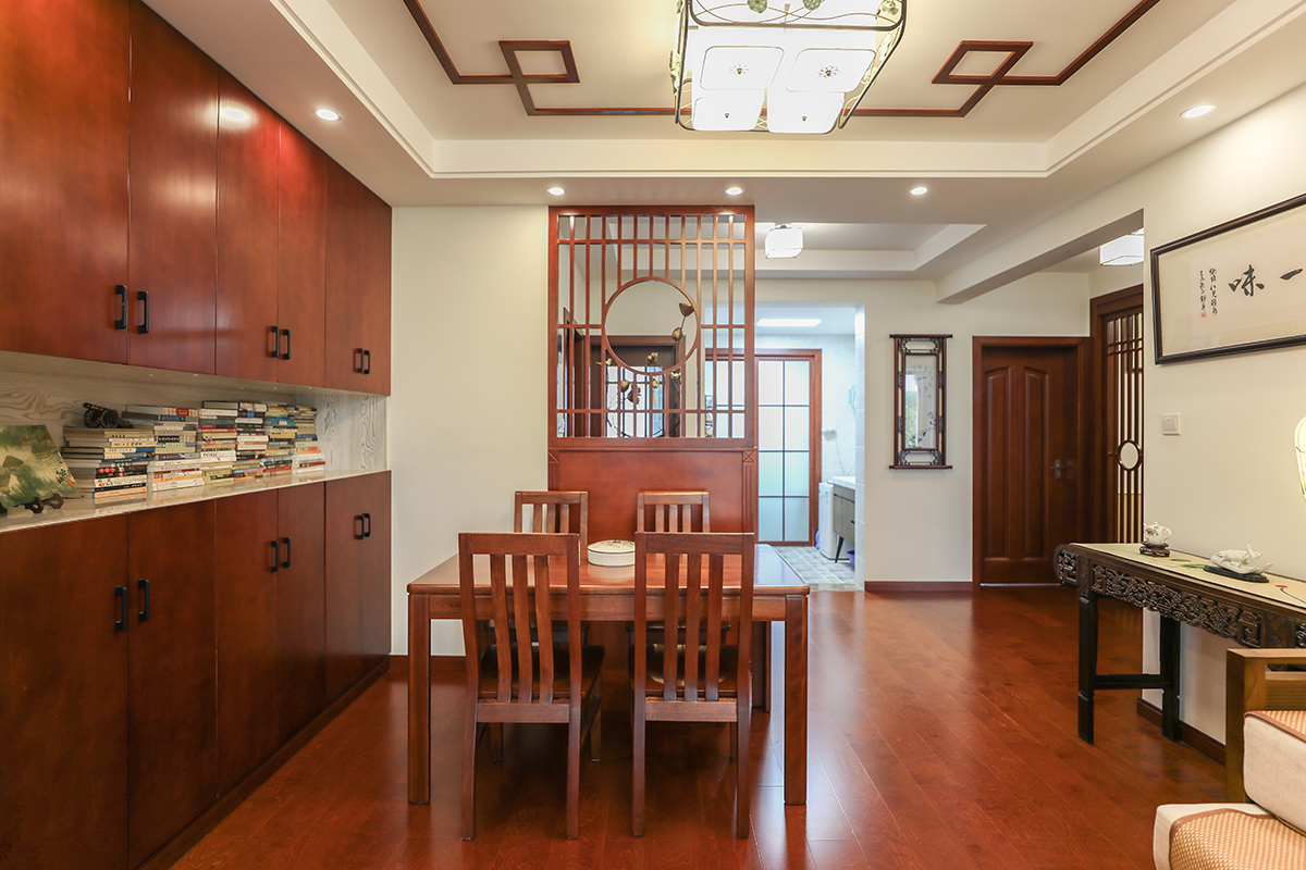 業主要求裝修必須穩重大氣，并且具體文化氣息。新中式風格非常適合這樣的戶型，在家具和配飾上基本延續了現代新中式風格的特點，單純，自然，充滿個性化。明亮的美式風格優質高透玻璃燈罩，搭配質感奢華的壁紙，在實木家具的襯托下，彰顯著主人生活品質。
