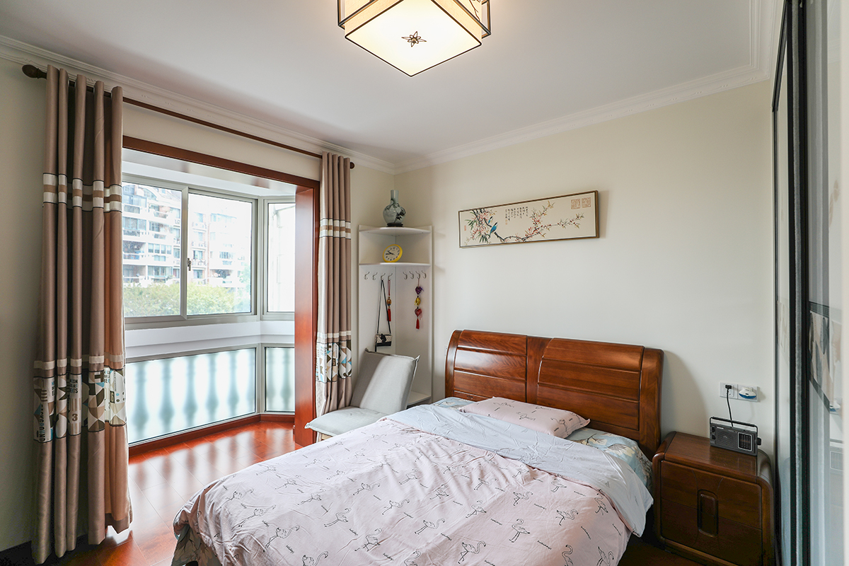 業主要求裝修必須穩重大氣，并且具體文化氣息。新中式風格非常適合這樣的戶型，在家具和配飾上基本延續了現代新中式風格的特點，單純，自然，充滿個性化。明亮的美式風格優質高透玻璃燈罩，搭配質感奢華的壁紙，在實木家具的襯托下，彰顯著主人生活品質。
