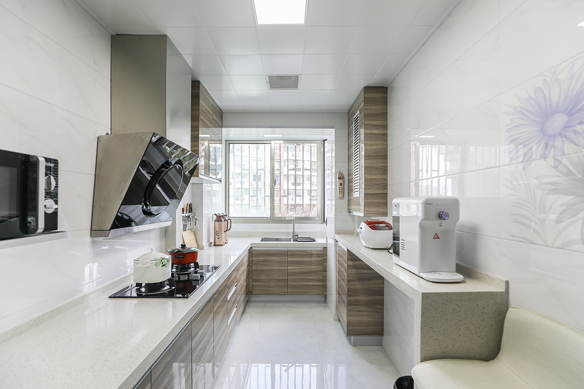 業主要求裝修必須穩重大氣，并且具體文化氣息。新中式風格非常適合這樣的戶型，在家具和配飾上基本延續了現代新中式風格的特點，單純，自然，充滿個性化。明亮的美式風格優質高透玻璃燈罩，搭配質感奢華的壁紙，在實木家具的襯托下，彰顯著主人生活品質。
