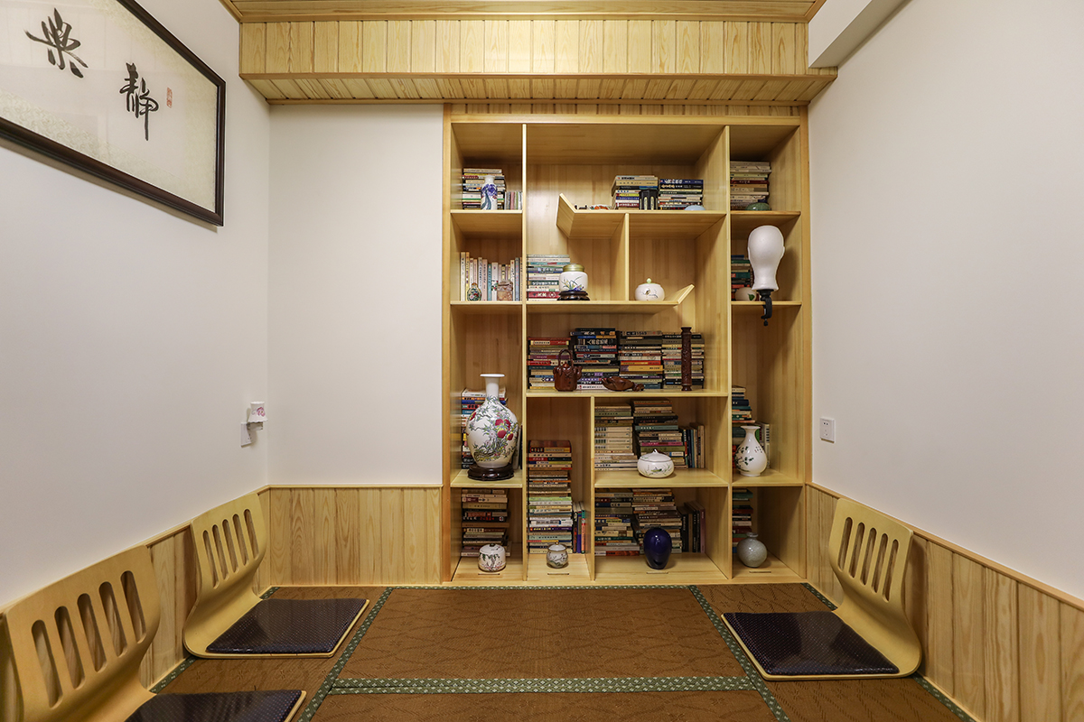 業主要求裝修必須穩重大氣，并且具體文化氣息。新中式風格非常適合這樣的戶型，在家具和配飾上基本延續了現代新中式風格的特點，單純，自然，充滿個性化。明亮的美式風格優質高透玻璃燈罩，搭配質感奢華的壁紙，在實木家具的襯托下，彰顯著主人生活品質。
