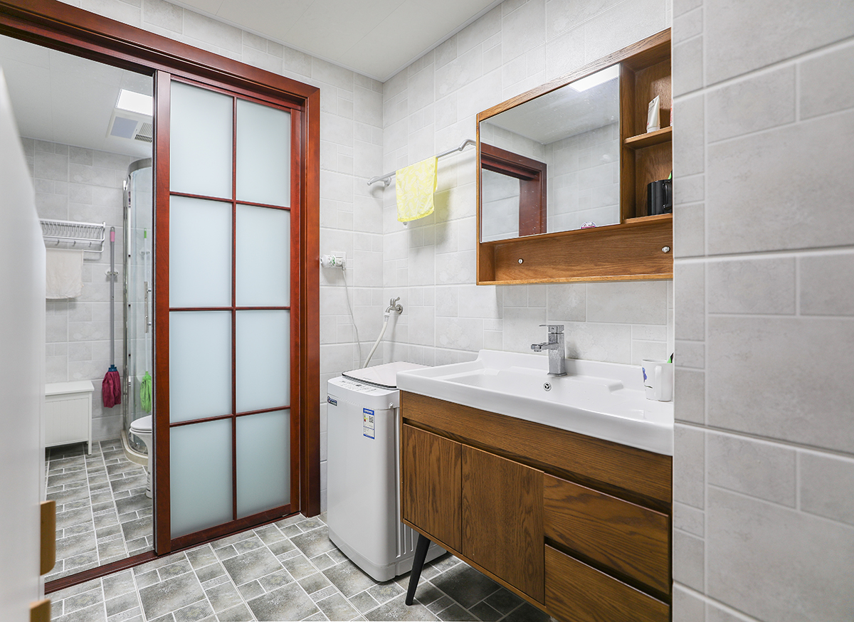 業主要求裝修必須穩重大氣，并且具體文化氣息。新中式風格非常適合這樣的戶型，在家具和配飾上基本延續了現代新中式風格的特點，單純，自然，充滿個性化。明亮的美式風格優質高透玻璃燈罩，搭配質感奢華的壁紙，在實木家具的襯托下，彰顯著主人生活品質。