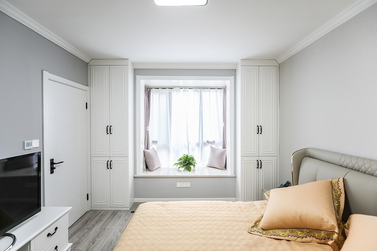 為了能讓自己的生活更加便捷，業主打算將房子重新翻修一下。設計師采用較為溫馨且不顯低俗的暖色調，從而在整體裝修風格中營造出雖不驚艷但也不俗且精致的美。設計和工藝上都擁有自己的獨到之處，在風格上也沿襲現代簡約一貫的特點：精煉簡潔、造型緊湊和線條明快。
