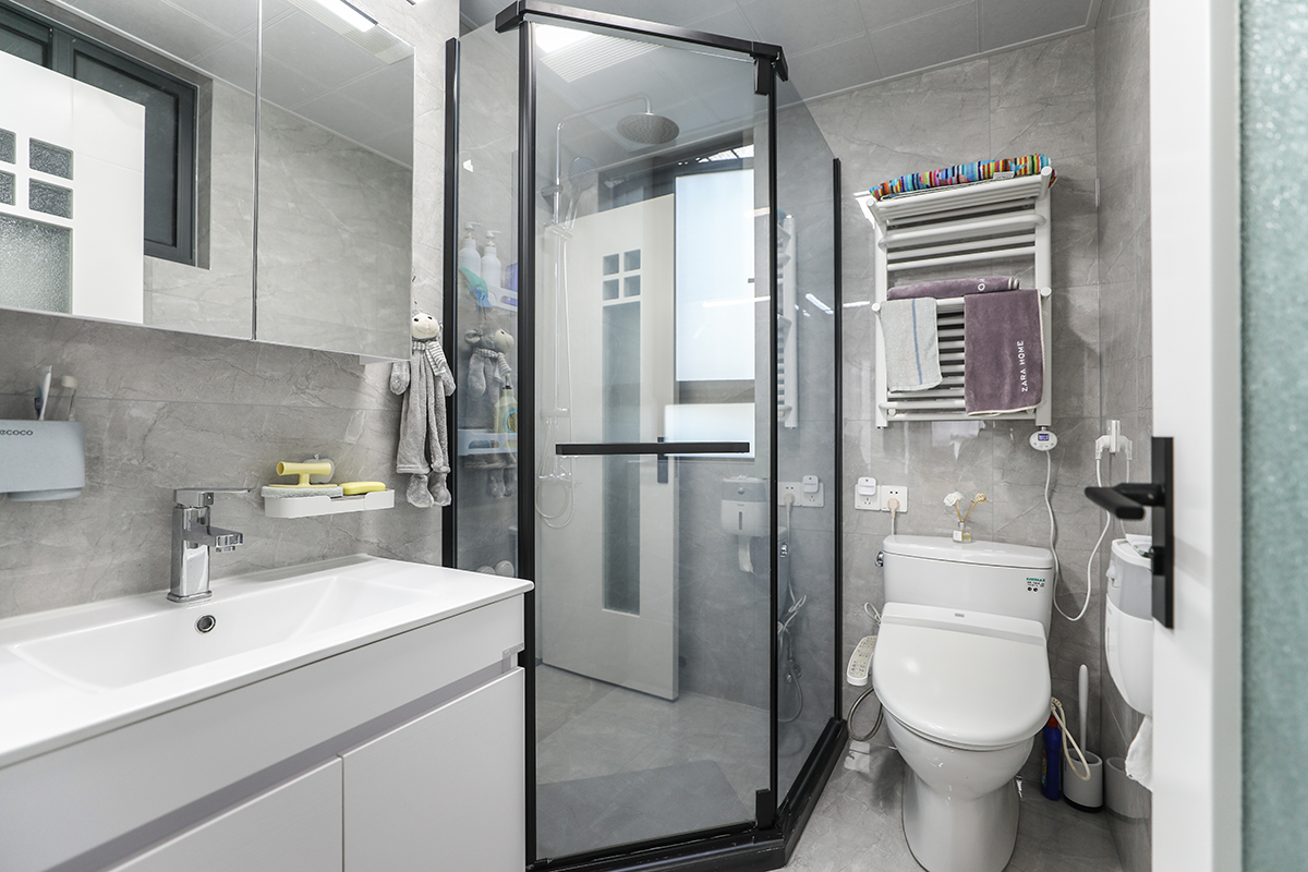 為了能讓自己的生活更加便捷，業主打算將房子重新翻修一下。設計師采用較為溫馨且不顯低俗的暖色調，從而在整體裝修風格中營造出雖不驚艷但也不俗且精致的美。設計和工藝上都擁有自己的獨到之處，在風格上也沿襲現代簡約一貫的特點：精煉簡潔、造型緊湊和線條明快。
