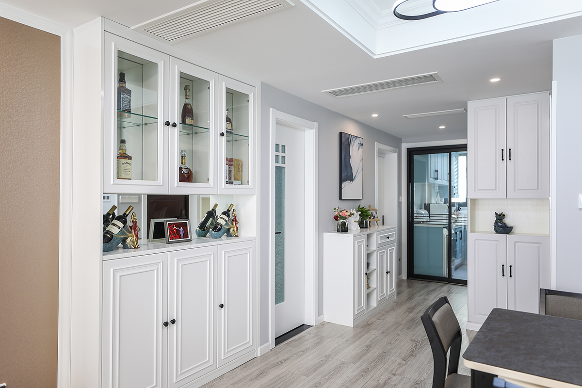 為了能讓自己的生活更加便捷，業主打算將房子重新翻修一下。設計師采用較為溫馨且不顯低俗的暖色調，從而在整體裝修風格中營造出雖不驚艷但也不俗且精致的美。設計和工藝上都擁有自己的獨到之處，在風格上也沿襲現代簡約一貫的特點：精煉簡潔、造型緊湊和線條明快。