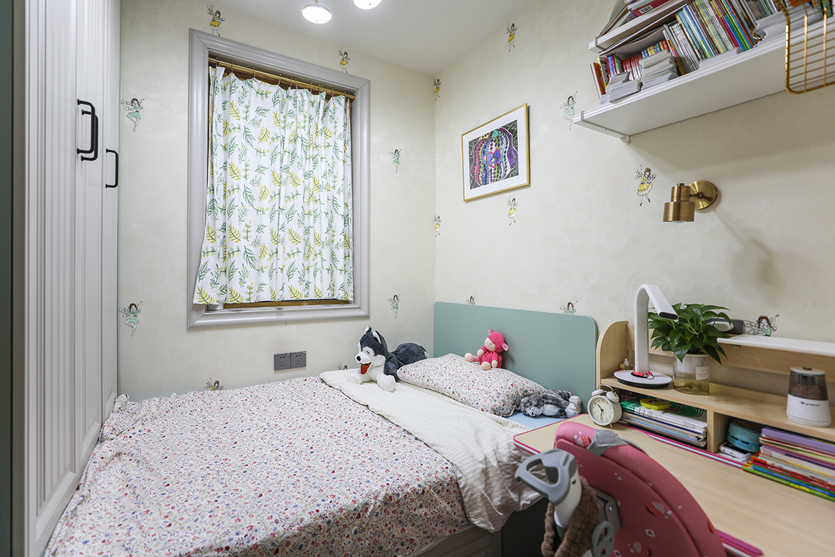 由于空間相對較小，所以選用榻榻米，增加了不少的儲物空間。墻面墻布，顏色比較溫馨。掛壁式的書架顯得空間不那么壓抑。
