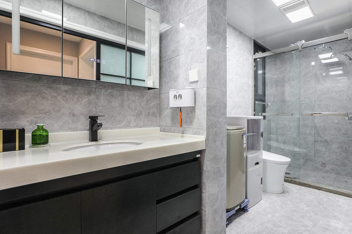 衛生間瓷磚選擇上也是灰色為主，大氣且時尚。
