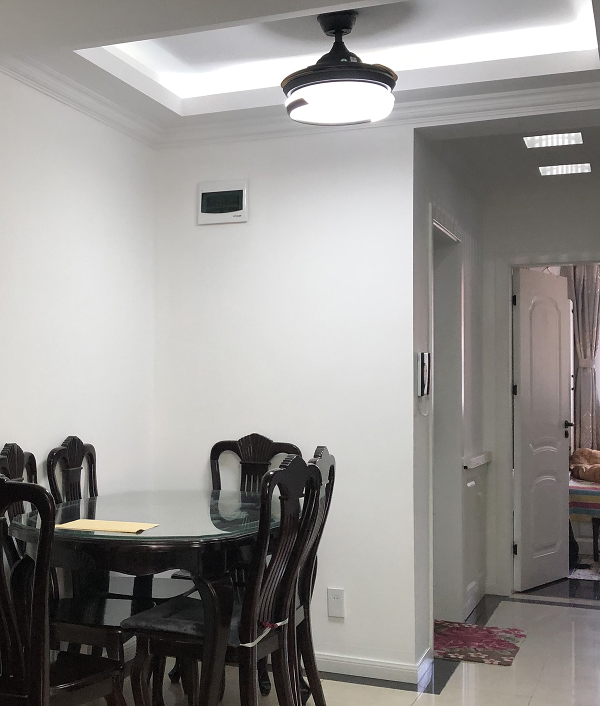 餐廳頂面做了回字形吊頂，讓客廳與餐廳有一個區分，墻面采用白色基調，整個空間顯得比較簡潔。
