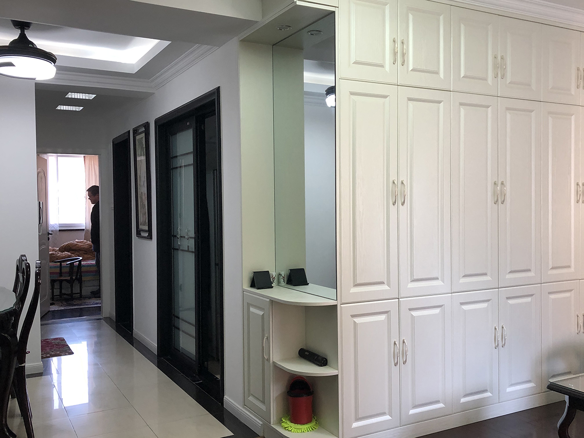 走道吊了一個平頂，可以使空間更加大氣。
