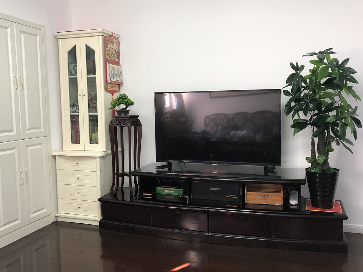 客廳采用乳膠漆加一圈石膏線進行走邊，客廳做了一個拐角柜子，可以讓客廳顯得大氣而不簡單。
