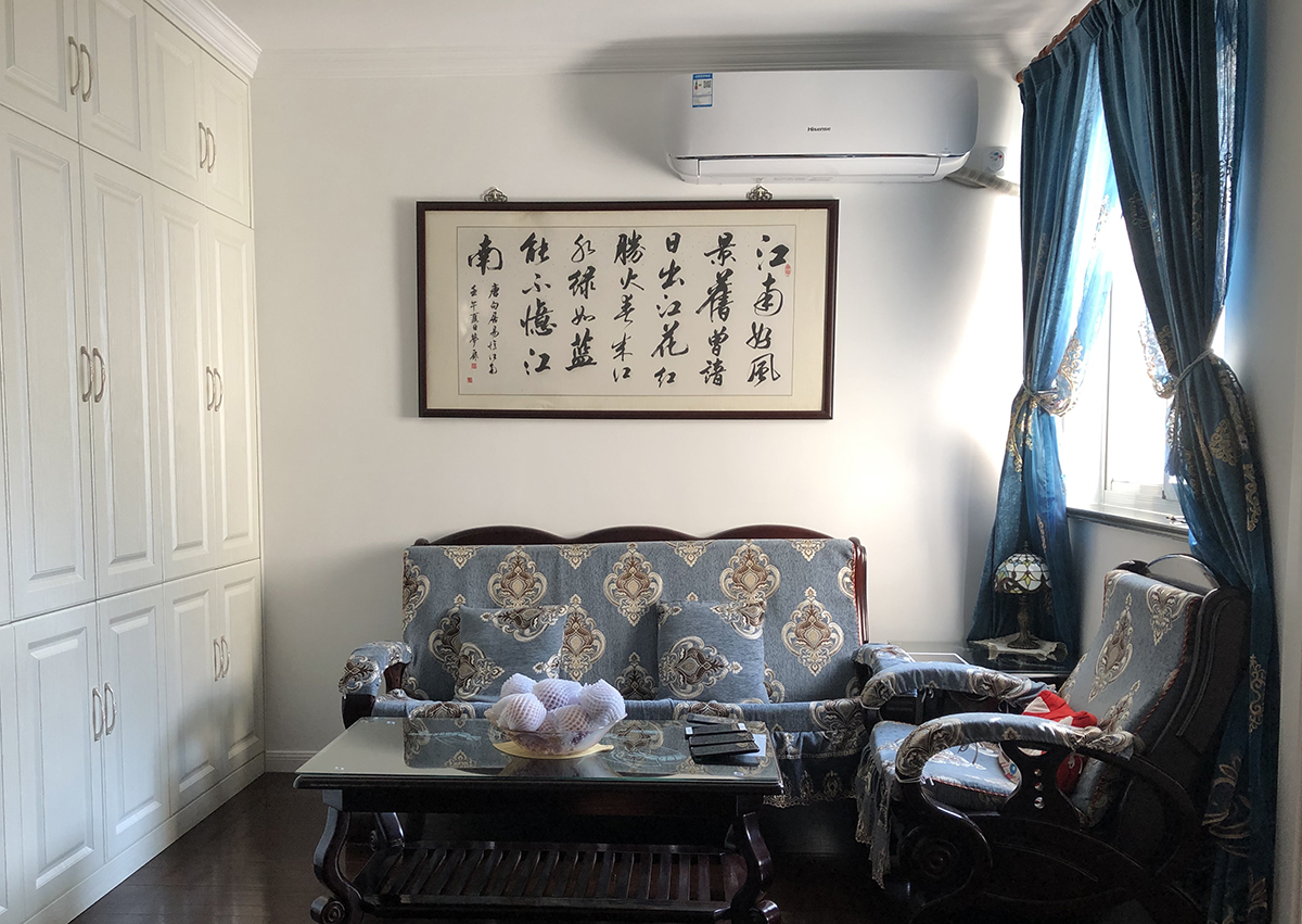 客廳采用乳膠漆加一圈石膏線進行走邊，客廳做了一個拐角柜子，可以讓客廳顯得大氣而不簡單。
