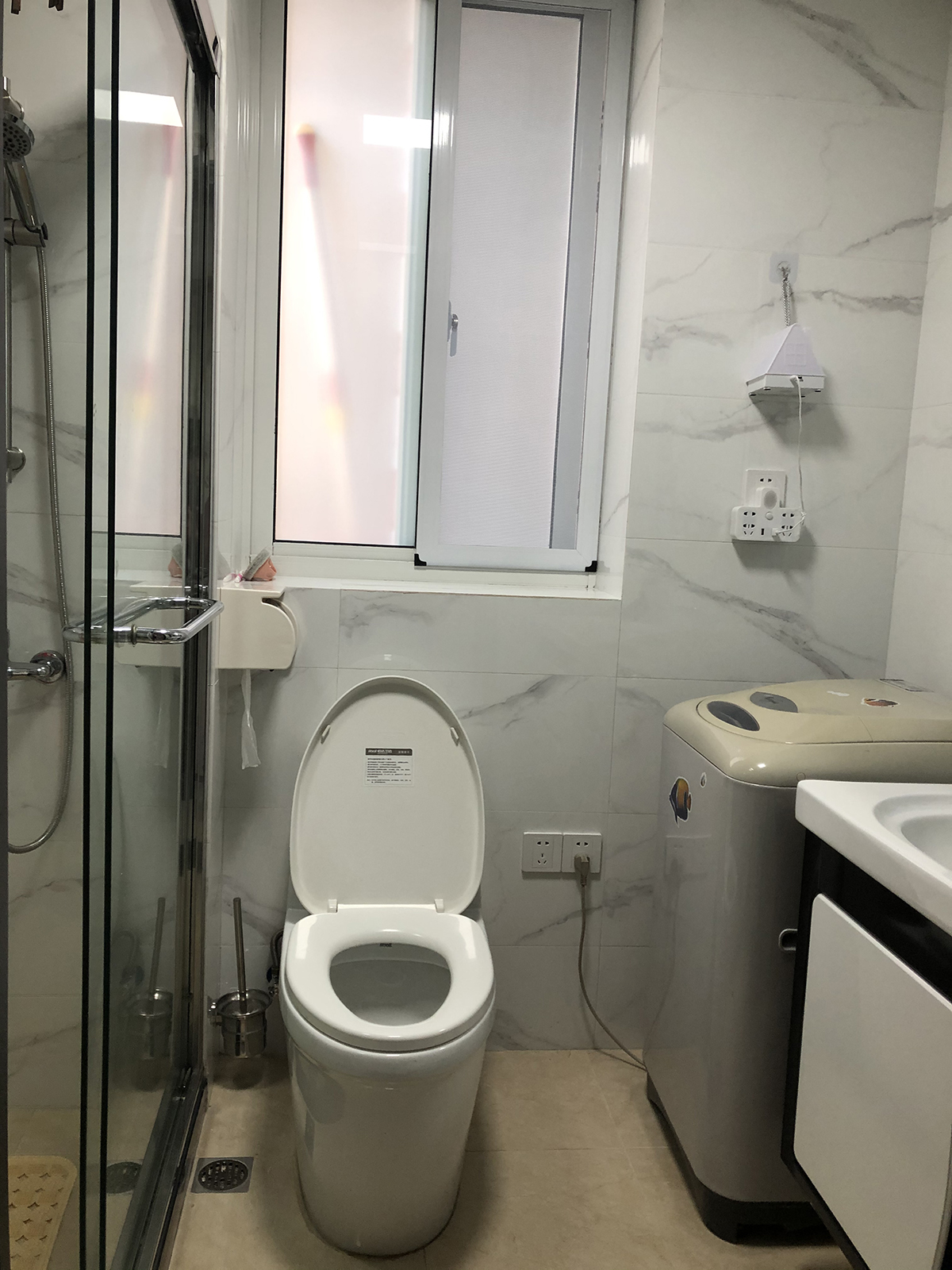 衛生間瓷磚選擇上也是白灰色為主，大氣且時尚。
