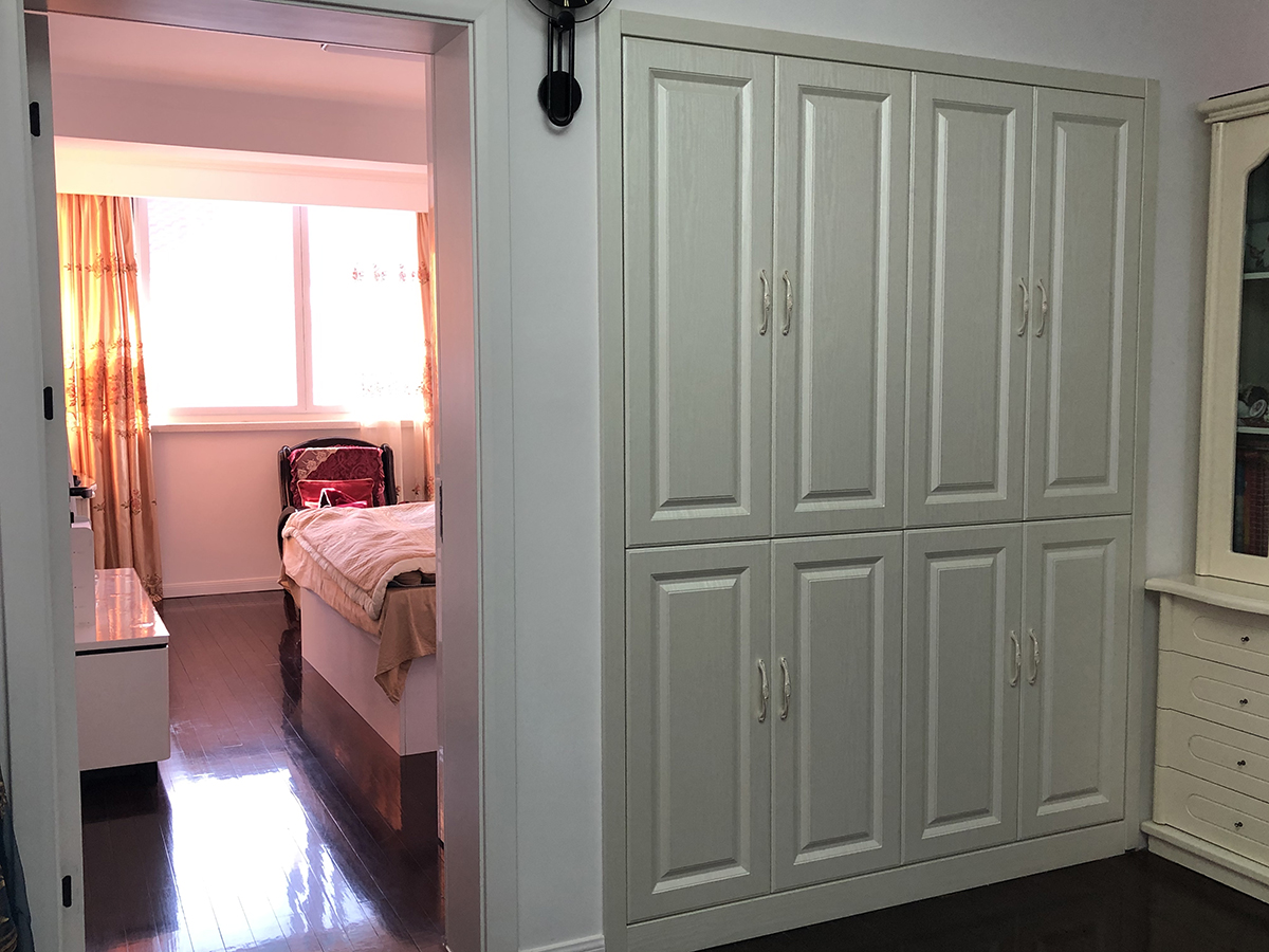 臥室的空間利用做了榻榻米式的床，既滿足空間小儲物充分利用，又滿足一個臥室床的需求，整面墻做了整體衣柜，可以放大量的衣物和物品。