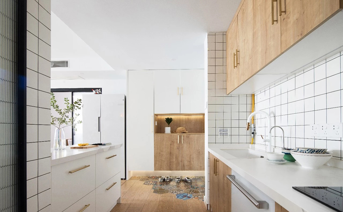 廚房：開放式廚房，做足了收納柜。內嵌式洗碗機解放雙手，懶得收拾就統統丟進去吧，及時行樂才是王道。吧臺進一步打開了烹飪的操作空間，臺下儲物拉籃收納實力十足。餐桌緊接吧臺，米飯剛剛冒出香味，就被你聞見了，別急別急，熱騰騰的美味菜肴馬上就位。
