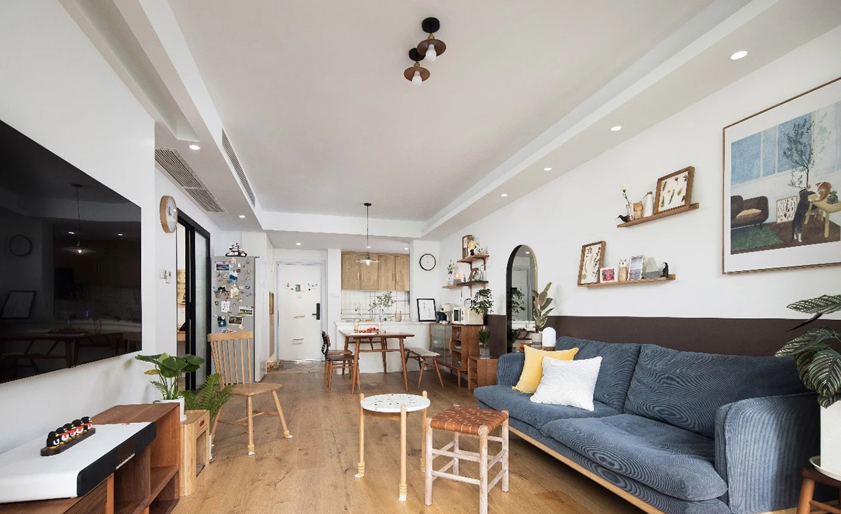 客餐廳：餐廳與客廳一體式的開放格局，讓整個空間通透明亮，溫潤的原木地板滿是溫暖的感覺。打開門就看到你盈盈的笑臉，“我回來了”，安心就是知道你一直都在。整體空間無主燈設計，利用射燈與燈帶，營造了溫馨的氣氛。燈芯絨的大沙發又暖又舒服，就像一個懷抱。茶余飯后窩在里面看最愛的紀錄片，一起為這世界的美好而感動。
