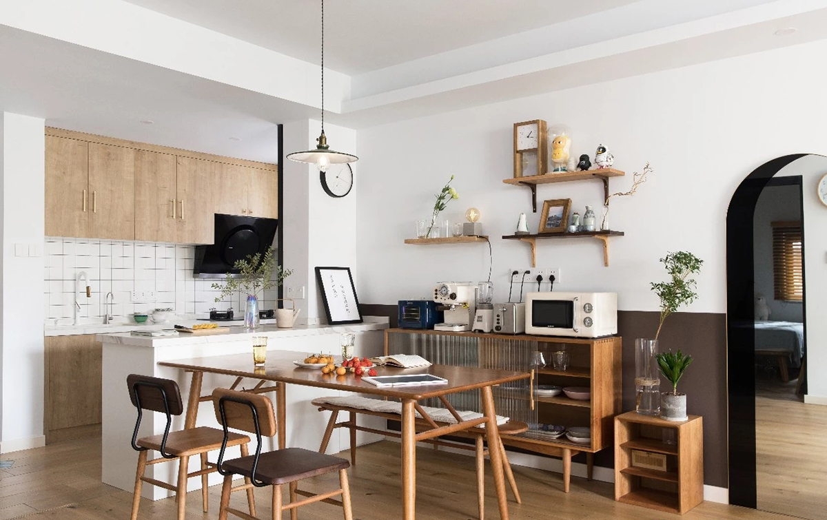 通體墻面上的收納架，擺滿了過往的回憶，小小的置物架滿滿當當但井然有序。幾幅畫與小物相得益彰，在燈光的渲染下顯得格外溫馨，一點一滴全部都是生活的味道。
