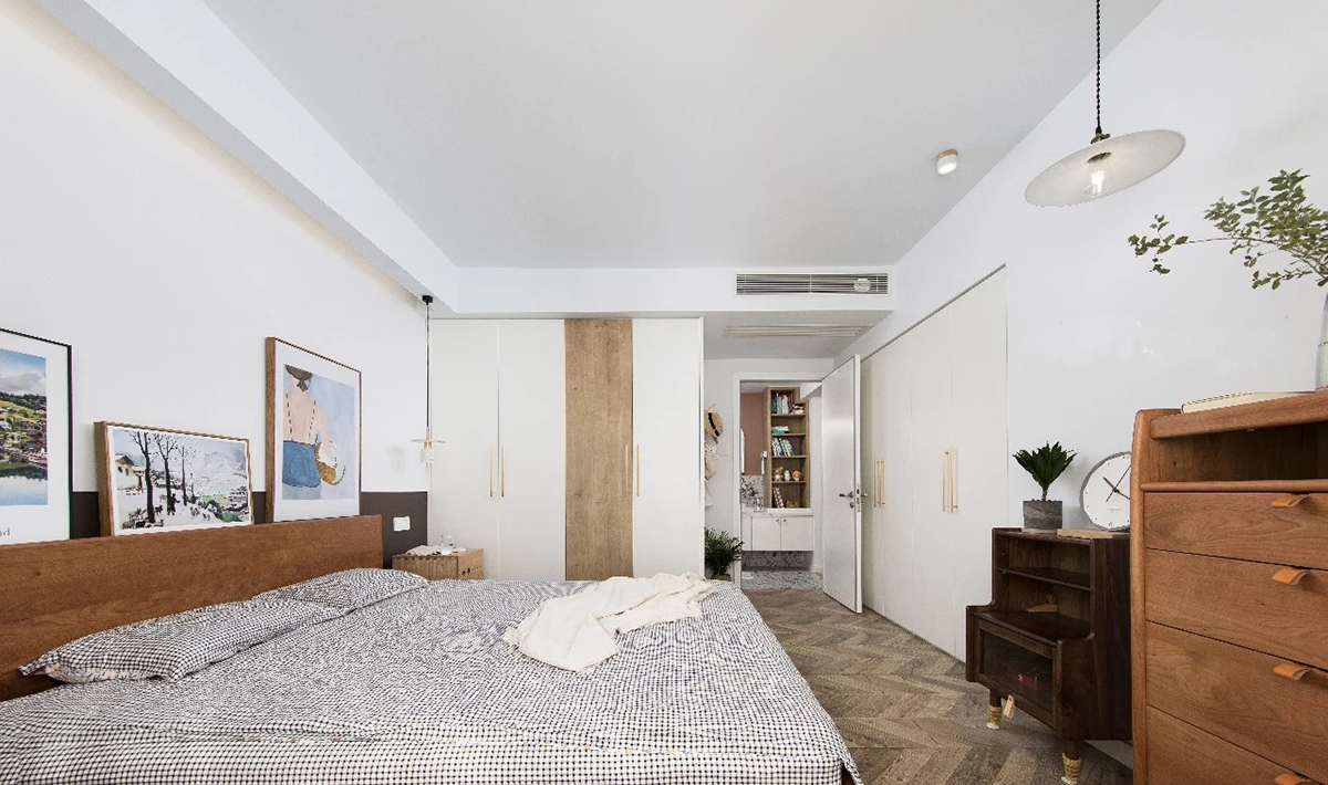 主臥室：主臥的兩面墻都做滿了衣柜，嵌入式的設計使墻面的整體感很強，加上床周高低錯落的收納柜，超大的儲物空間給隨手用的小物，四季的衣物，不太常用的床品、旅行箱都找到了一個適合的歸宿。大衣柜的通頂柜面和用料十足的金屬把手質感滿滿。開柜感應燈，消聲的緩沖阻尼，每一個小細節都充滿了美好。
