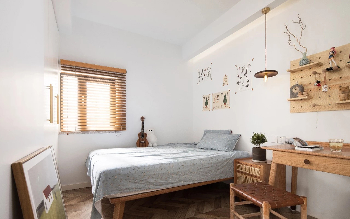 次臥室：由于房間本身的采光條件欠佳，房門采用長虹玻璃把客廳大把的自然光引進室內，窄邊框的設計讓拉門時候時手感輕盈，窗口百葉窗的設計也讓采光更加充分了。
