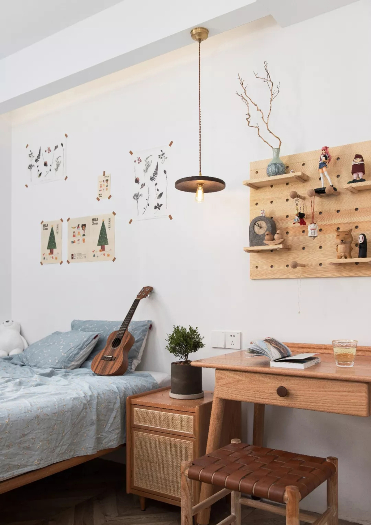 這是一套二手房改造的項目，距離前任業主裝修，已經過去8年多了。改造前的現場格局擁擠，狀況不佳，陳舊雜亂，我們把能拆的所有墻體全部打掉，將空間重組，盡量的開放空間，實現多元化的生活概念。改造后，整個空間更為通透，實現一種凝聚，又自由自在的感覺。這套房業主打算常住，在收納方面也做足了文章，保證空間通透的同時把收納做到極致，所有的細節都質感上乘，耐考究。
