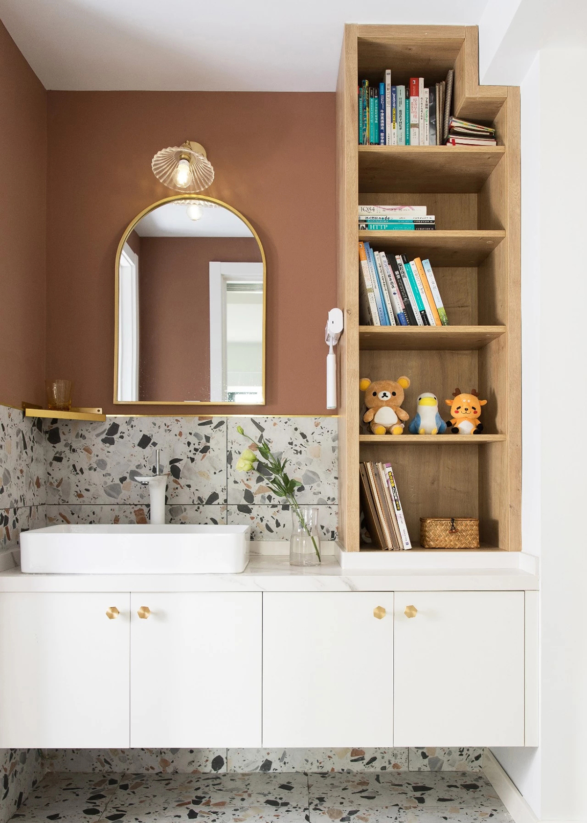 這是一套二手房改造的項目，距離前任業主裝修，已經過去8年多了。改造前的現場格局擁擠，狀況不佳，陳舊雜亂，我們把能拆的所有墻體全部打掉，將空間重組，盡量的開放空間，實現多元化的生活概念。改造后，整個空間更為通透，實現一種凝聚，又自由自在的感覺。這套房業主打算常住，在收納方面也做足了文章，保證空間通透的同時把收納做到極致，所有的細節都質感上乘，耐考究。