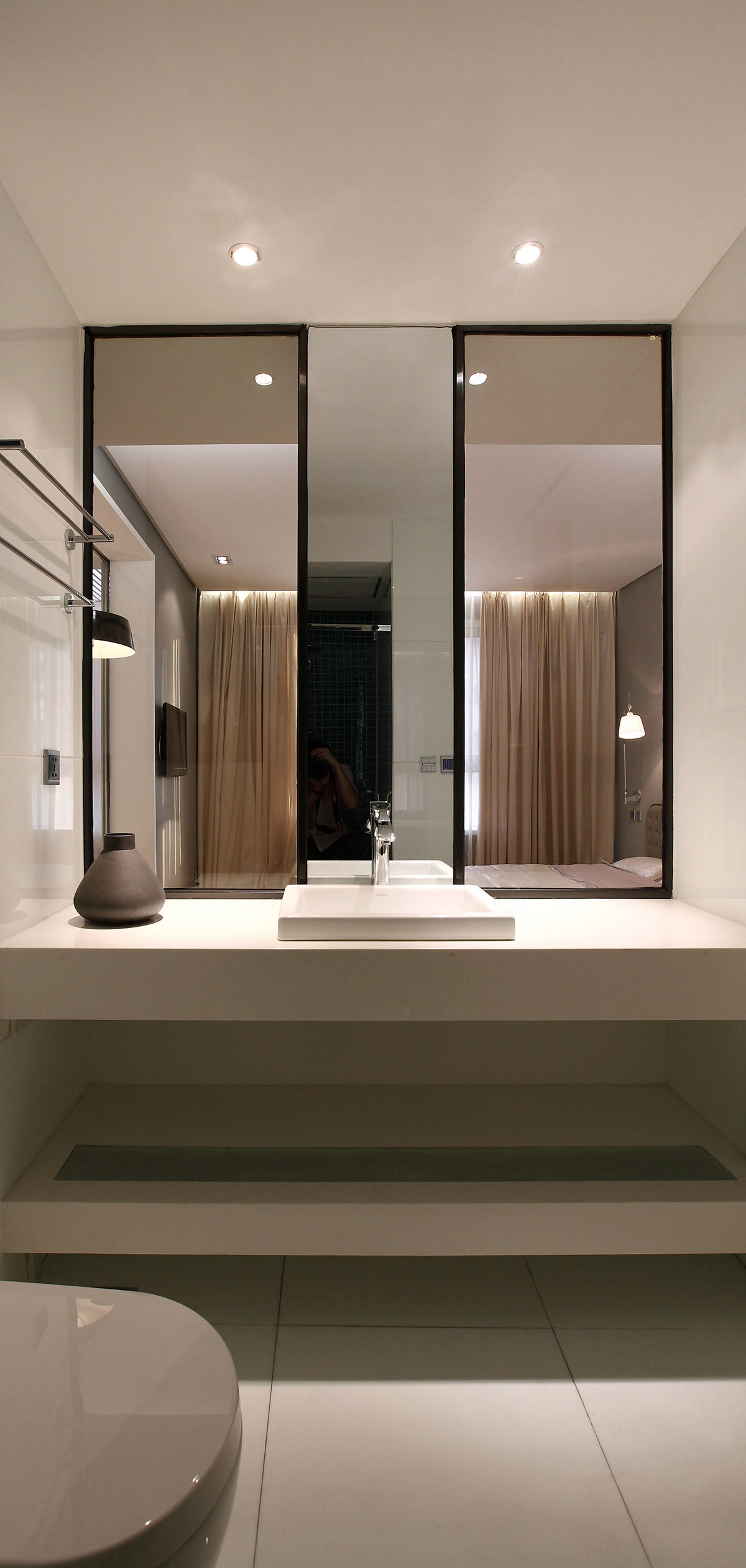 衛(wèi)生間瓷磚選擇上也是簡(jiǎn)約為主，大氣且時(shí)尚。
