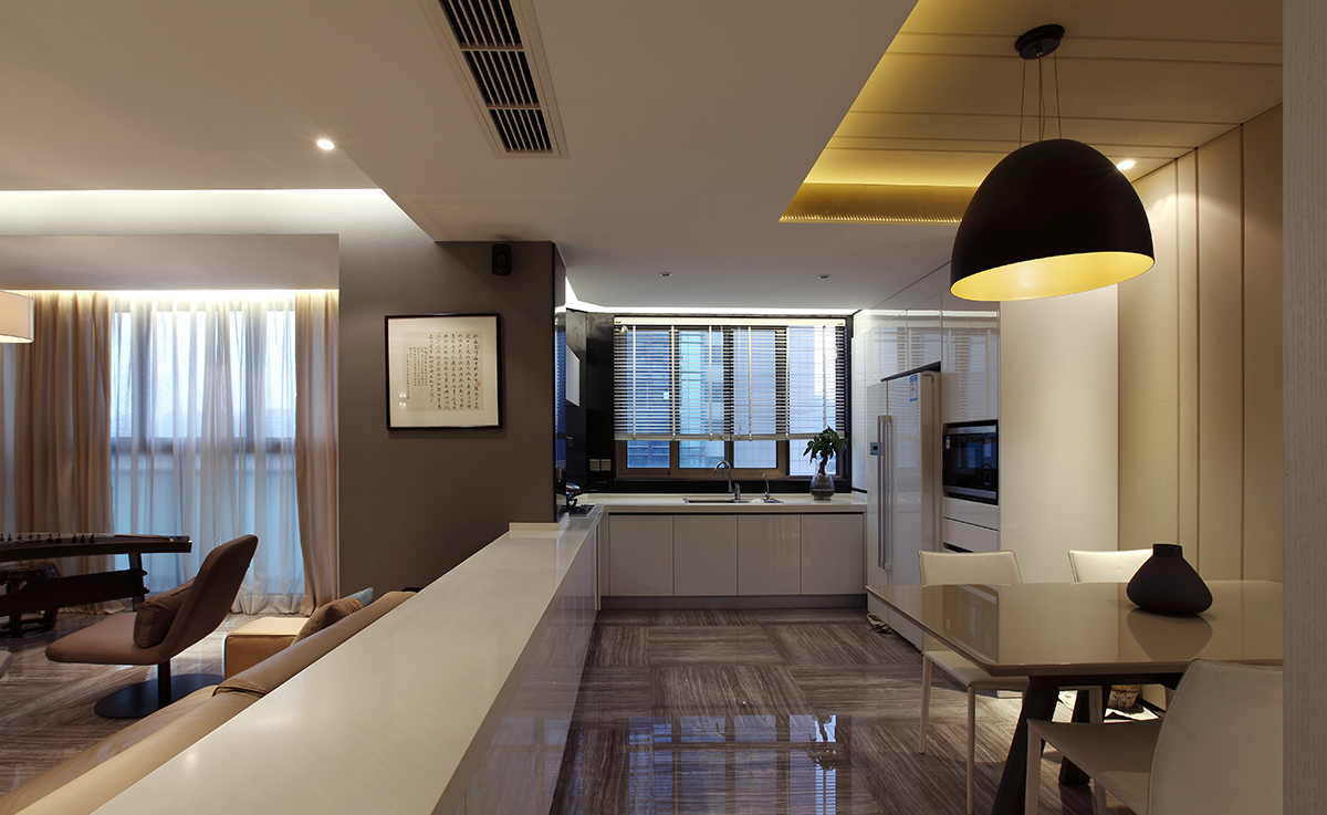 廚房操作平臺(tái)的高度根據(jù)主人最舒適的高度設(shè)計(jì)，顏色色彩簡(jiǎn)潔、干凈。
