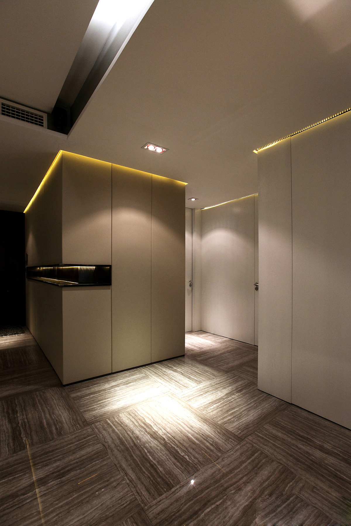 本案的家居設(shè)計(jì)簡(jiǎn)潔讓家中呈現(xiàn)一種自然的舒適、干凈之美。
