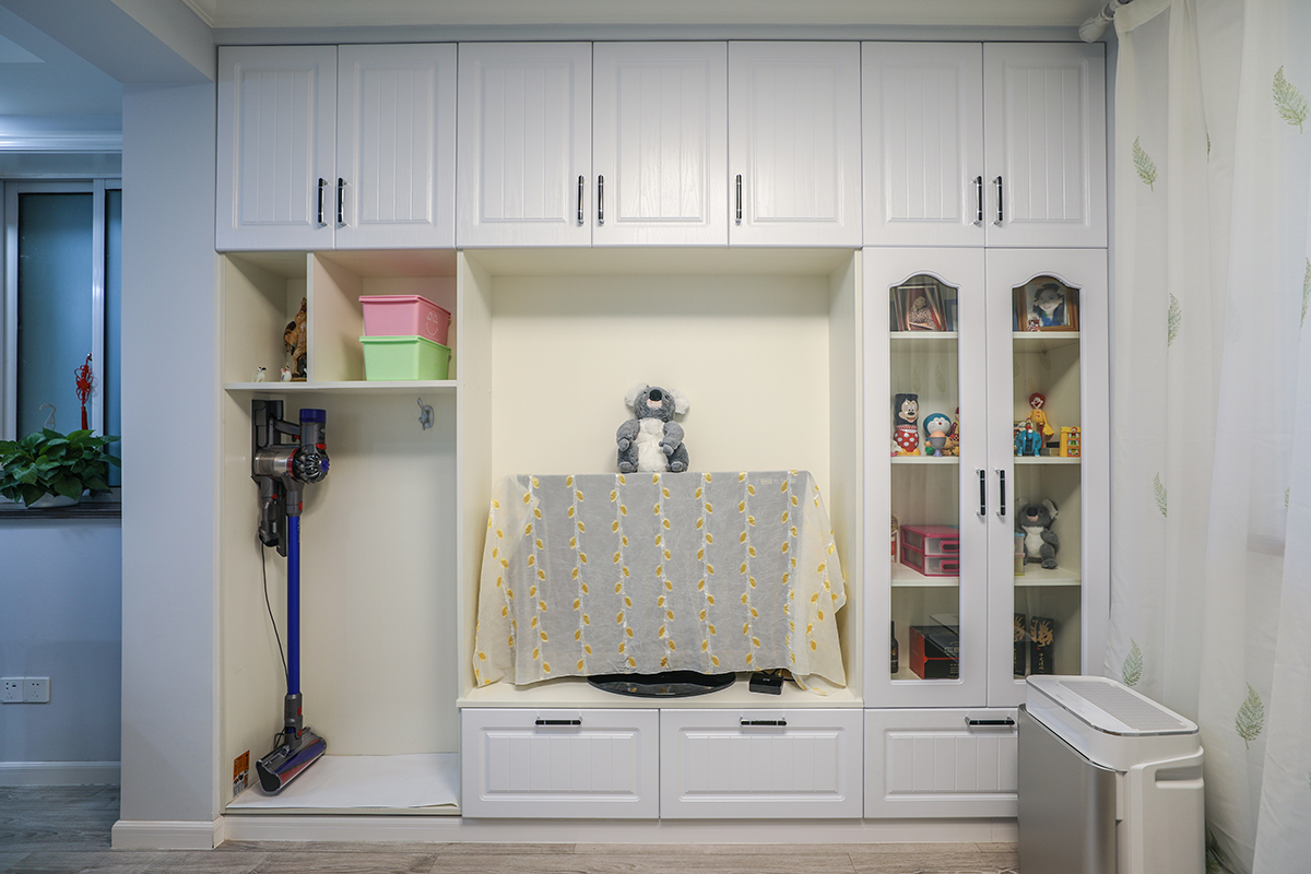 電視柜選擇滿墻電視柜，既可以作為裝飾，也可以作為收納，半開放式的柜子，也不會使空間變得壓抑。
