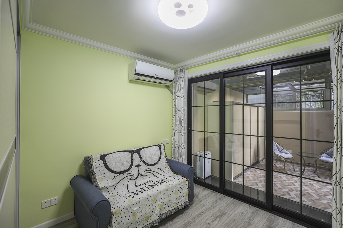 原本這個次臥是作為正常居住的，但是考慮到進(jìn)出陽臺不是很方便，換置成折疊沙發(fā)床，這樣有客人來也方便。房間靠著露臺，采光不是問題，但是既然作為常開放式的，里面也換成清爽的綠色，既有背景，也不顯得沉悶。
