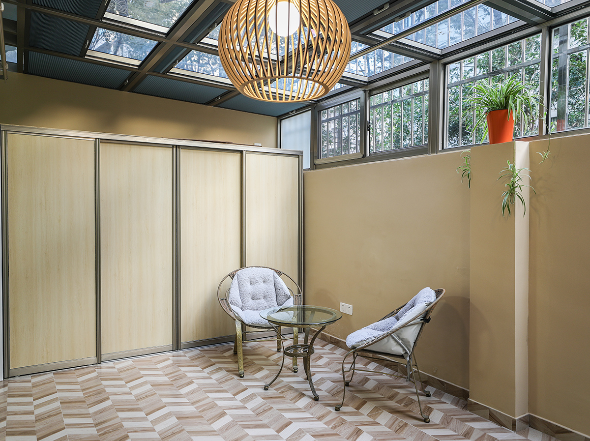 再有就是露臺區(qū)域了，屋內(nèi)原本的舊儲物柜被移到露臺當(dāng)做雜物柜，配上近似地板的地磚，整個露臺既有本有的洗衣晾衣功能，另添置了一組休閑桌椅，平時陽光好的時候老兩口可以坐在陽臺椅子上看看書曬曬太陽，又實(shí)用又浪漫。屋主平時喜歡養(yǎng)花，這個區(qū)域也預(yù)留了相當(dāng)大一部分作為綠植養(yǎng)殖區(qū)域，愜意。