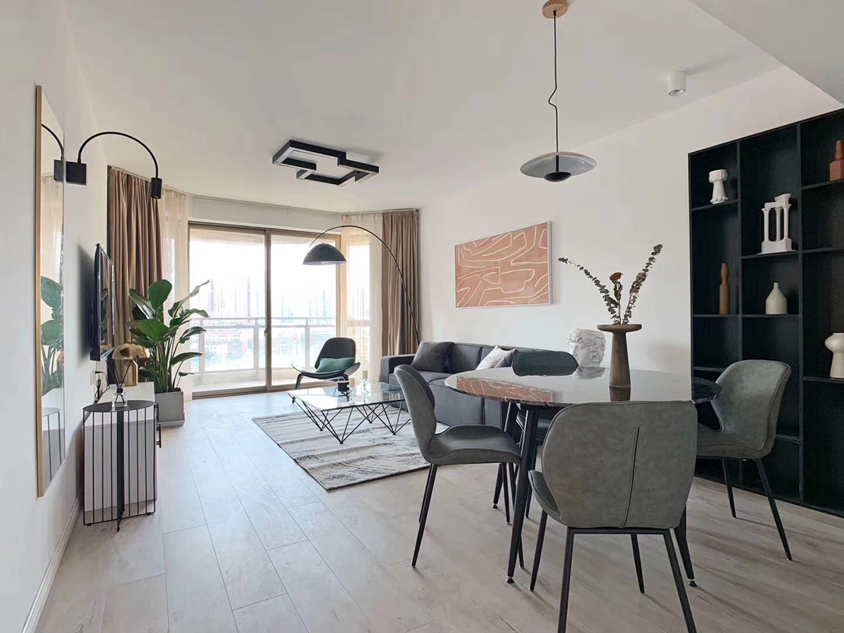 整體空間沒有過多的裝飾和浮夸的線條，選擇了地板作為全屋地面的材質，一是因為地板比地磚腳感要好，而是能襯托出整個空間溫柔的氛圍，不因為黑白灰而破壞空間溫度。
