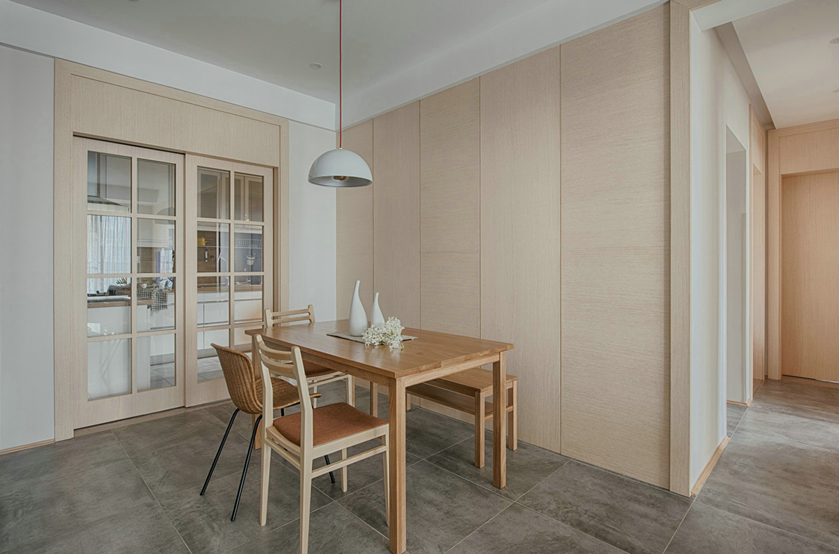 餐廳選用大面積淺系原木作為背景墻，與餐桌餐椅的材質顏色達到了統一，搭配十分和諧，原木色貫穿空間，日式原木氣息干凈又清新。
